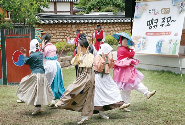 지난 9일 강진읍 사의재 마당에서 주말이면 펼쳐지는 조만간 마당극공연이 관객들과 어우러져 신명난 잔치를 벌이고 있다.